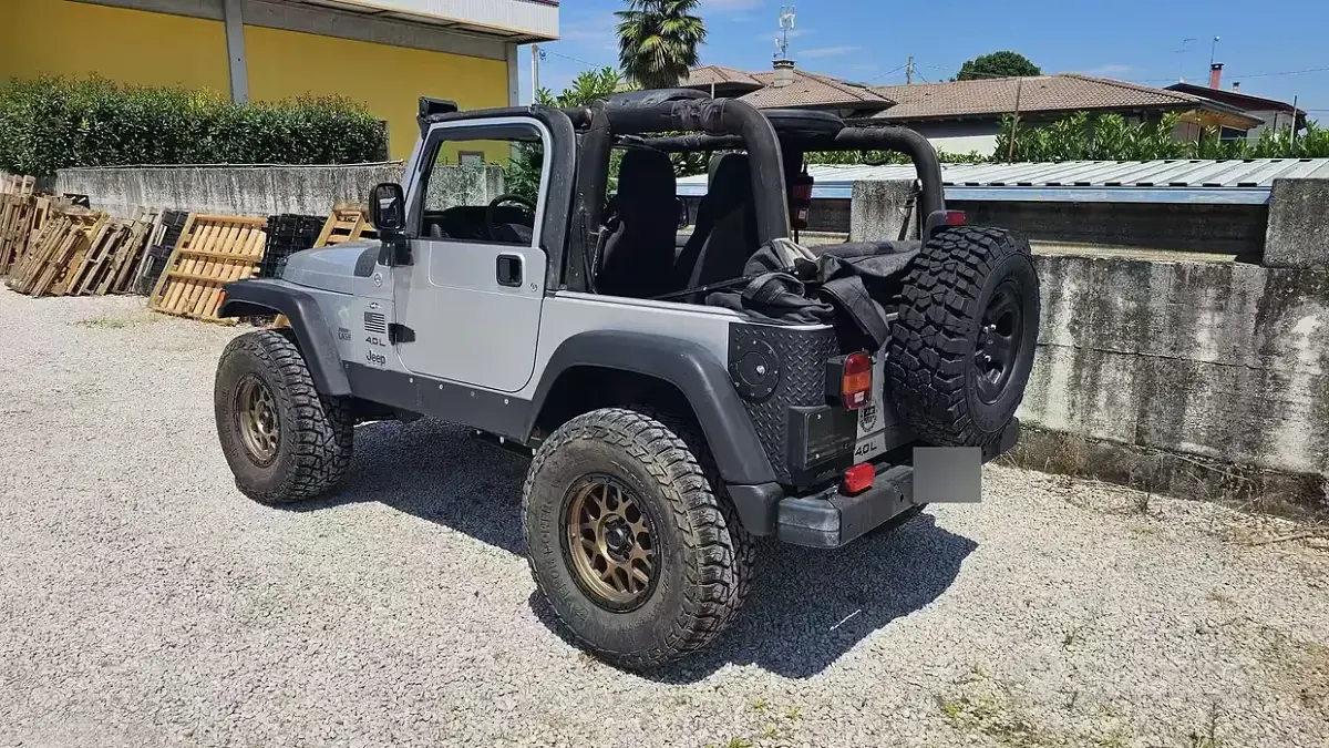 Usata Jeep Wrangler Sport 177 CV (130 kW) 2003 Grigio SUV