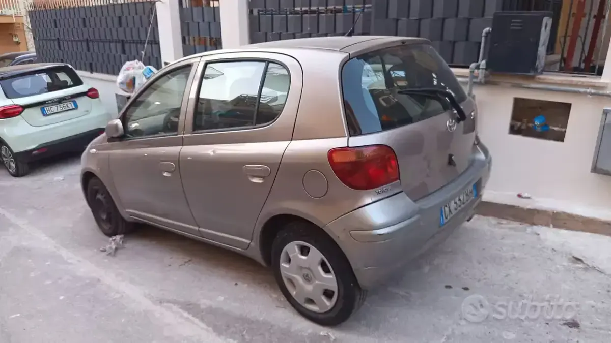 Usata Toyota Yaris 87 CV (63 kW) 2004 Grigio Berlina