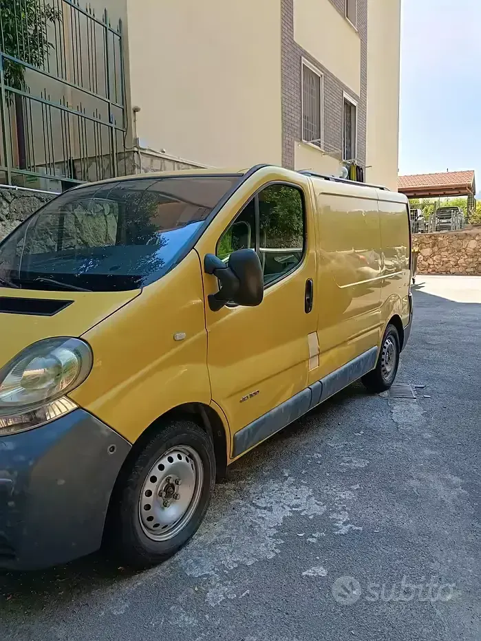 Usata Renault Trafic 100 CV (73 kW) 2001 Giallo Monovolume