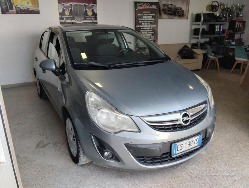 Usata Opel Corsa Edition 85 CV (62 kW) 2013 Grigio Berlina