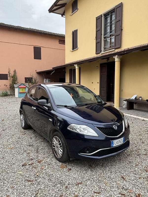 Usata Lancia Ypsilon Platinum 80 CV (58 kW) 2017 Blu Utilitaria