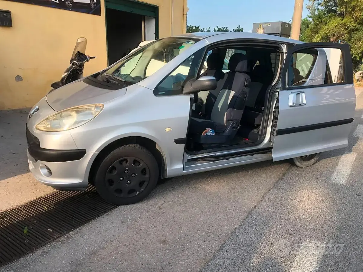 Usata Peugeot 1007 73 CV (53 kW) 2006 Grigio Monovolume