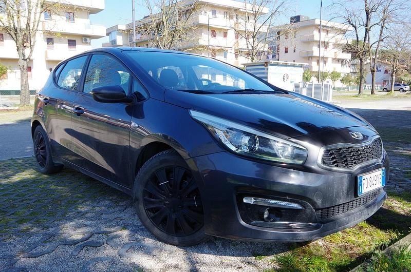 Usata Kia Ceed 110 CV (80 kW) 2015 Grigio Utilitaria