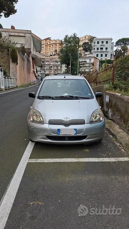 Usata Toyota Yaris Sol 68 CV (50 kW) 2002 Grigio Berlina