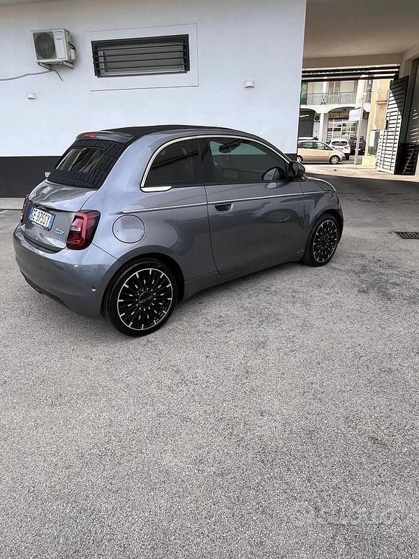 Usata Fiat 500e La Prima 86 kW (118 CV) 2021 Grigio Cabrio