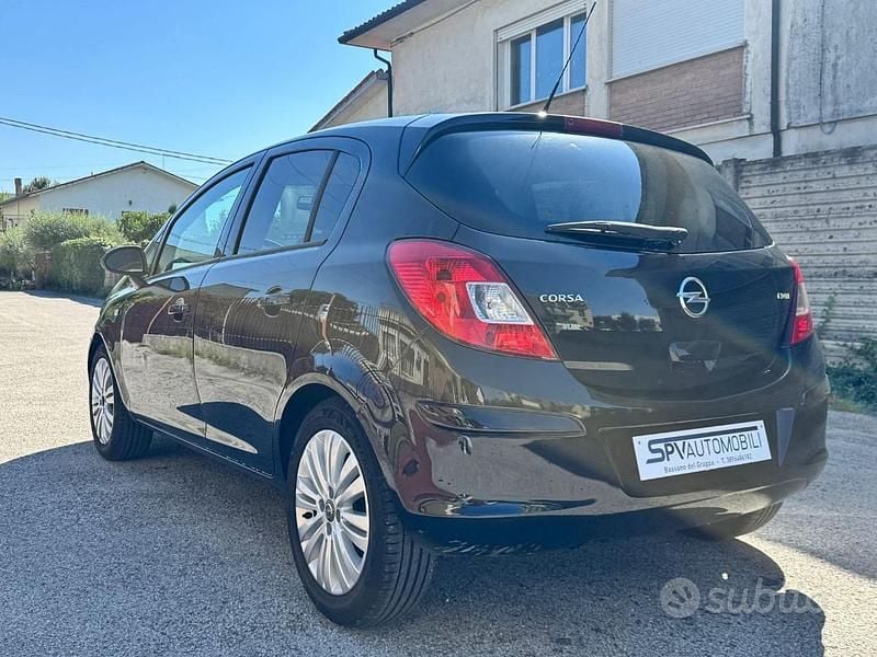 Usata Opel Corsa Cosmo 75 CV (55 kW) 2011 Nero Utilitaria