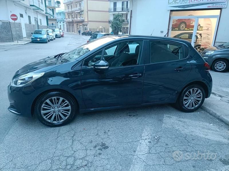 Usata Peugeot 208 Active 2016 Blu Utilitaria