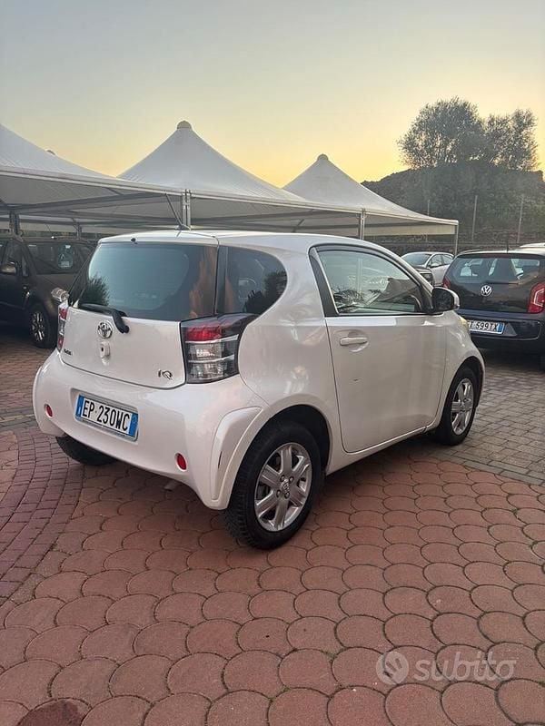 Usata Toyota iQ Trend 68 CV (50 kW) 2013 Bianco Utilitaria