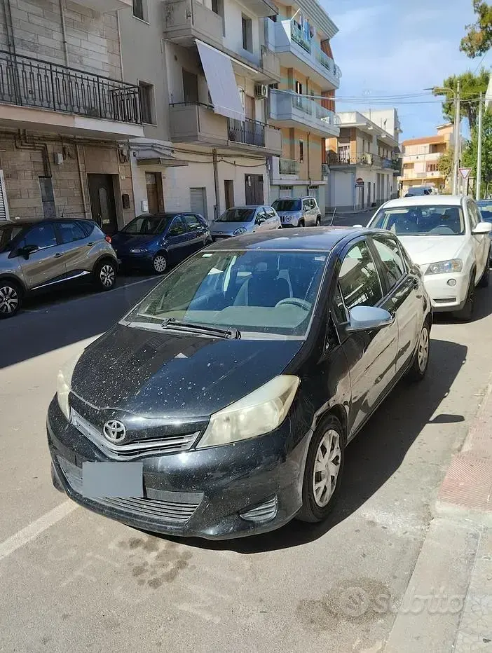 Usata Toyota Yaris 69 CV (50 kW) 2012 Nero Utilitaria