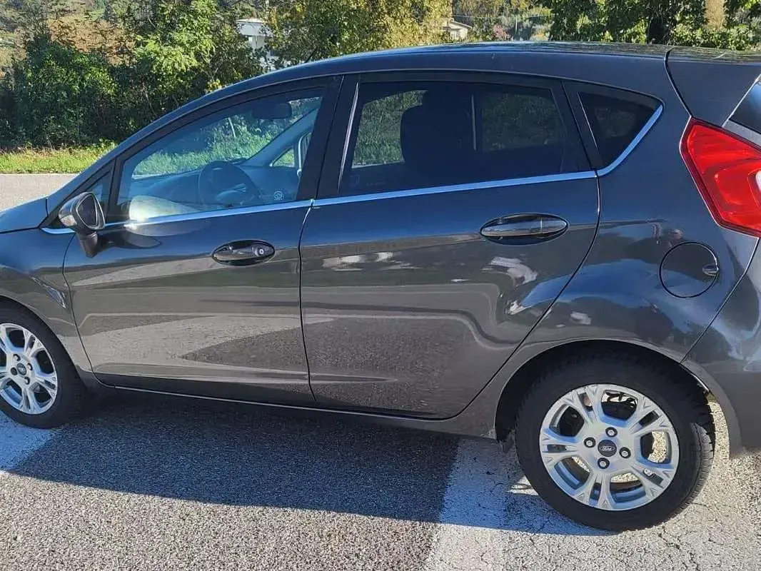 Usata Ford Fiesta 95 CV (69 kW) 2016 Grigio Utilitaria