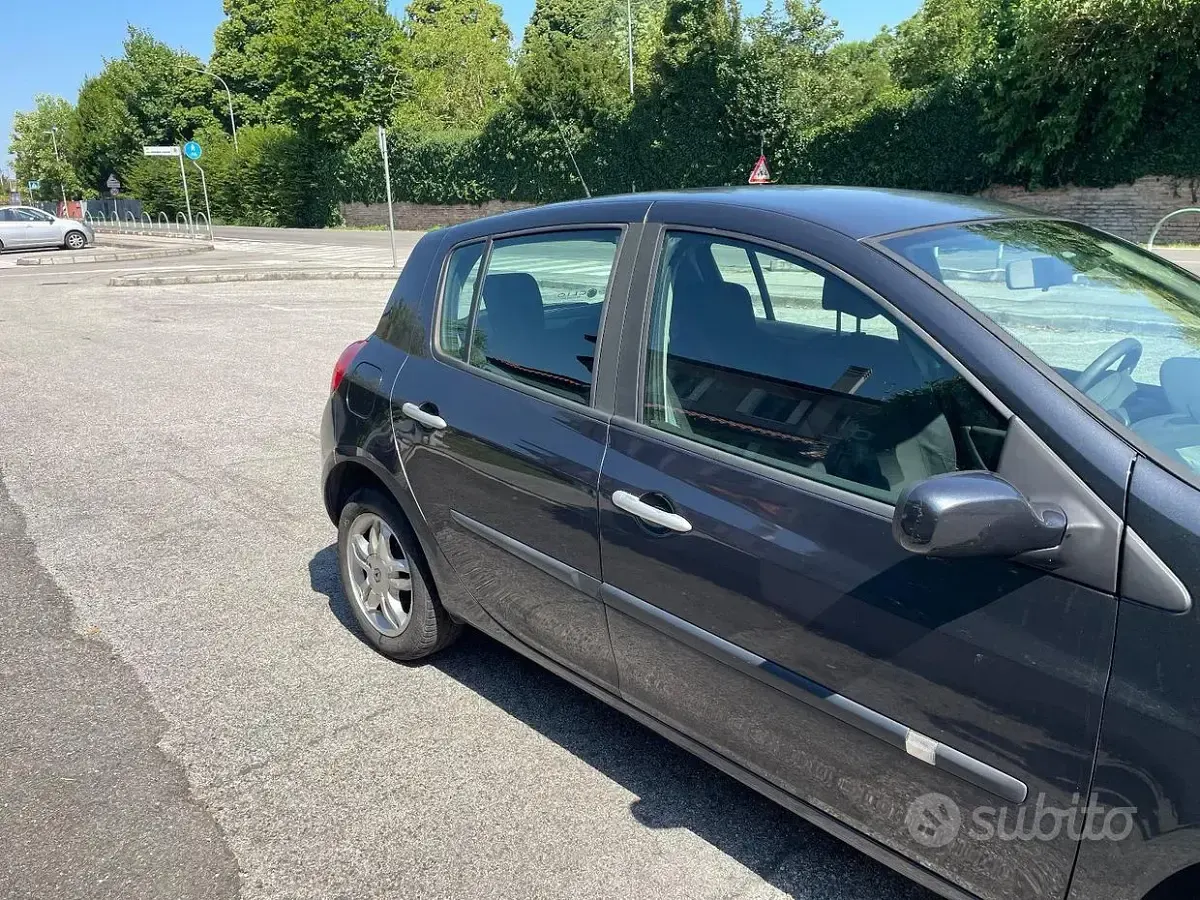 Usata Renault Clio Dynamique 75 CV (55 kW) 2006 Grigio Utilitaria