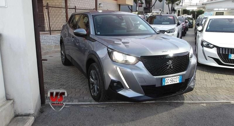 Argento Usata 2020 Peugeot 2008 Active SUV | 13.499 € (Buon prezzo) - Immagine 1/4