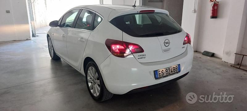 Usata Opel Astra 110 CV (80 kW) 2012 Bianco Utilitaria