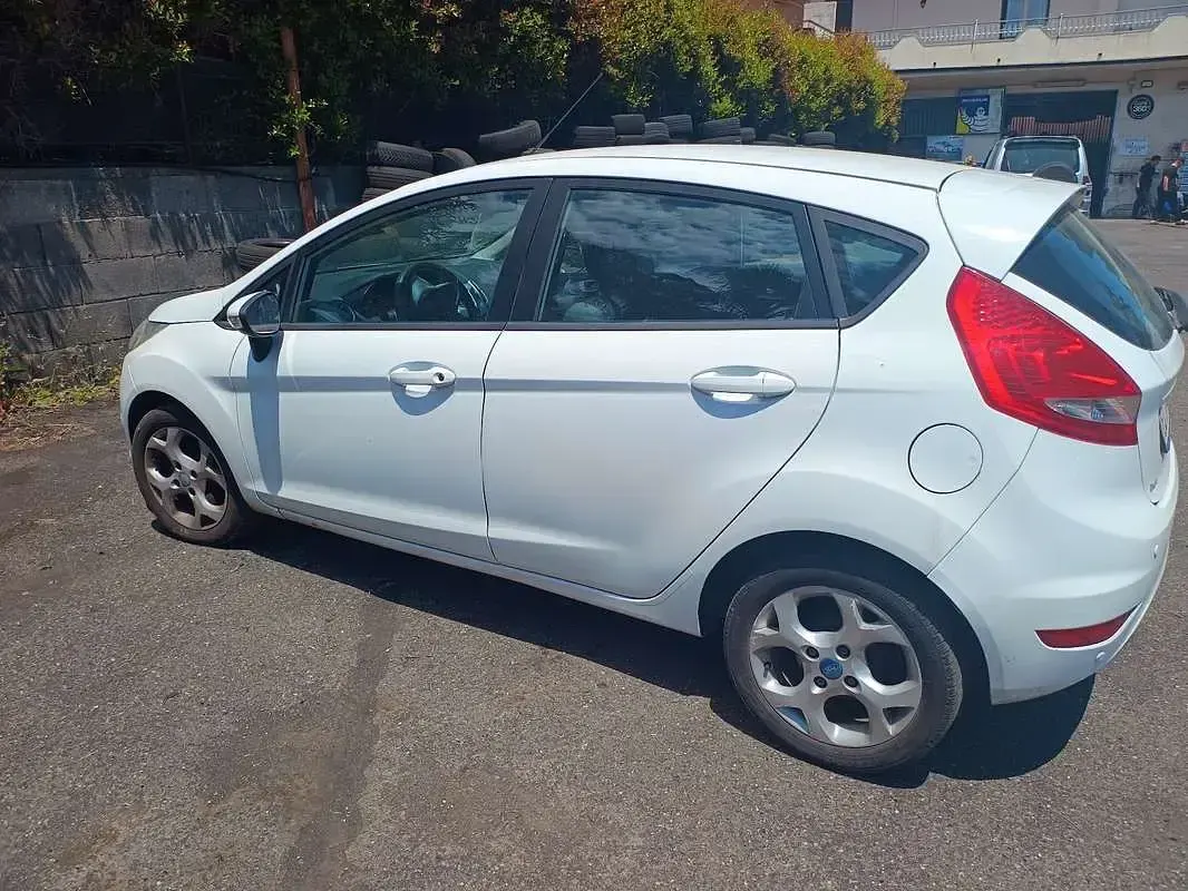 Usata Ford Fiesta Business Edition 70 CV (51 kW) 2011 Bianco Berlina