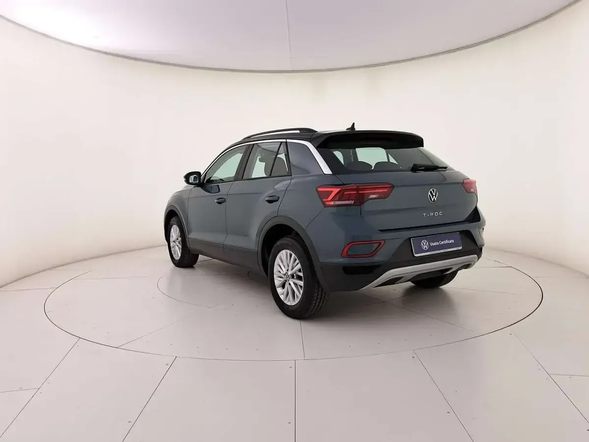 Usata VW T-Roc Life 116 CV (85 kW) 2025 Petroleum blue metallizzato nero SUV