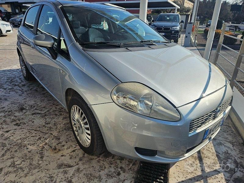 Usata Fiat Grande Punto Dynamic 65 CV (47 kW) 2007 Grigio metallizzato Utilitaria