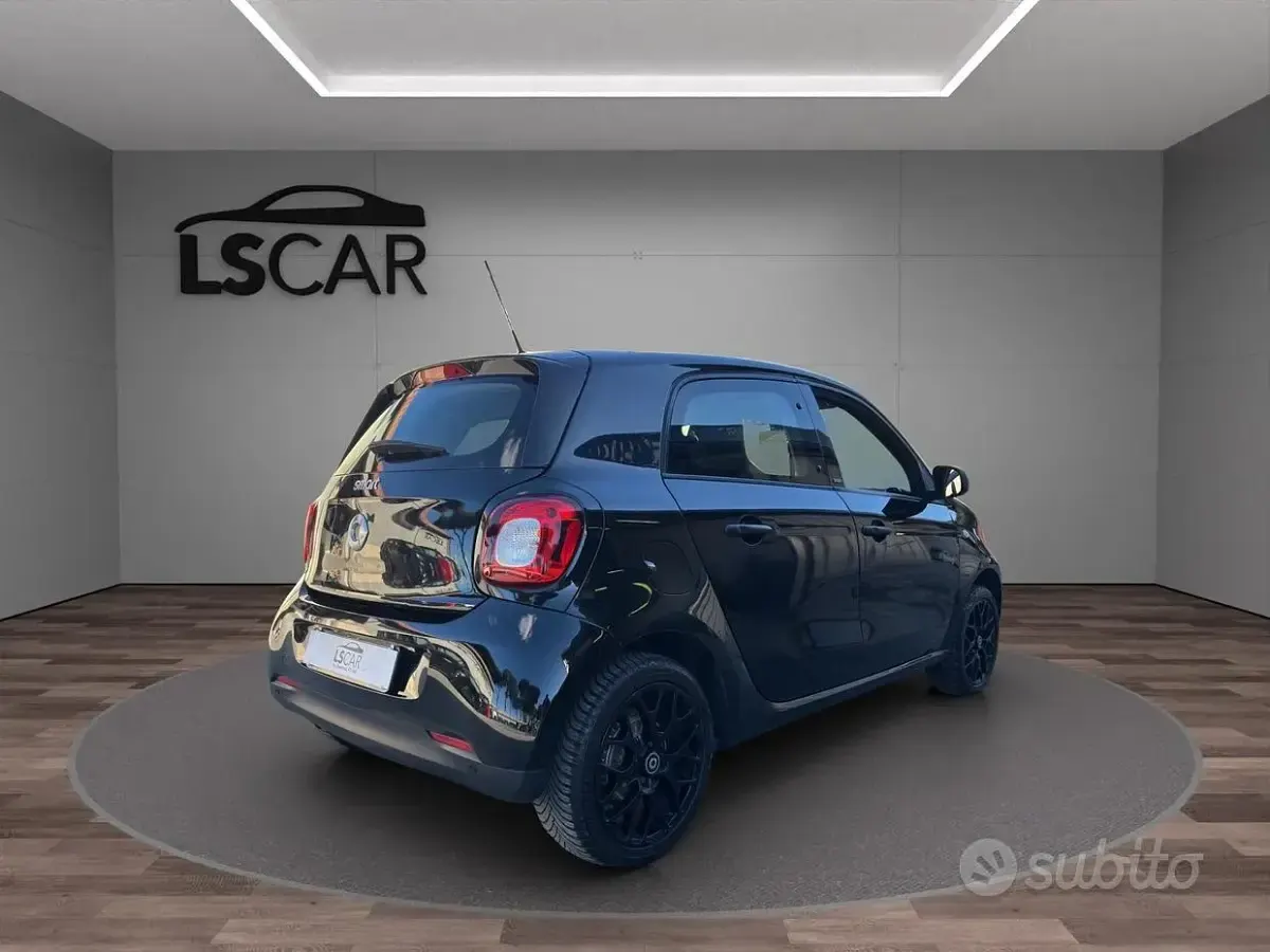 Usado Smart ForFour 90 CV (66 kW) 2019 Negro Utilitario