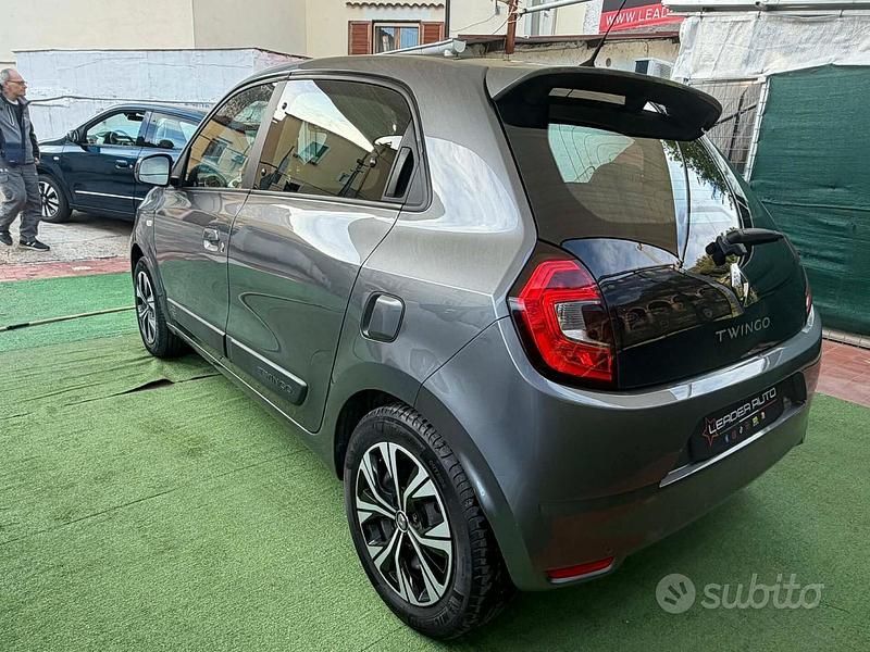 Usado Renault Twingo 65 HP (47 kW) 2022 Cinzento Citadino