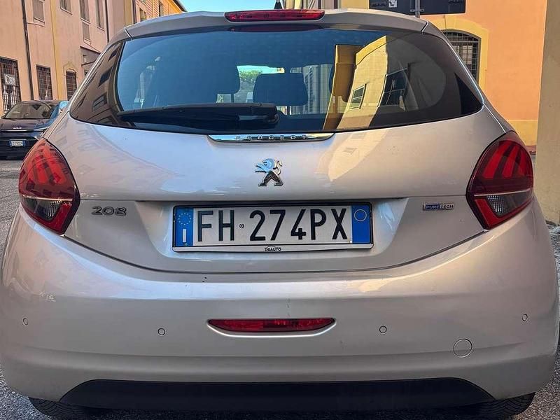 Grigio Usata 2017 Peugeot 208 Access Due volumi | 4900 € (Buon prezzo) - Immagine 1/4