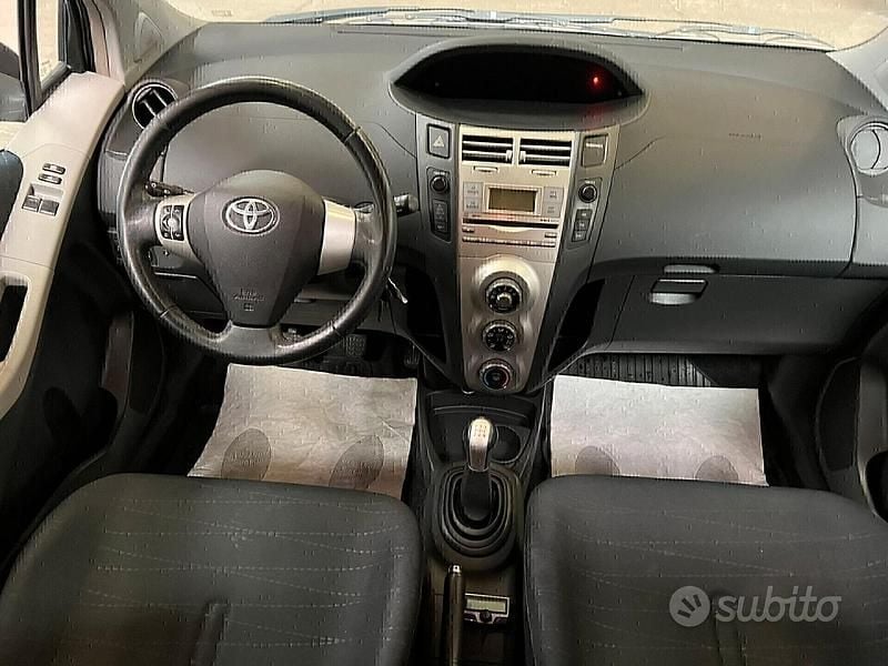 Usata Toyota Yaris 90 CV (66 kW) 2008 Grigio Utilitaria
