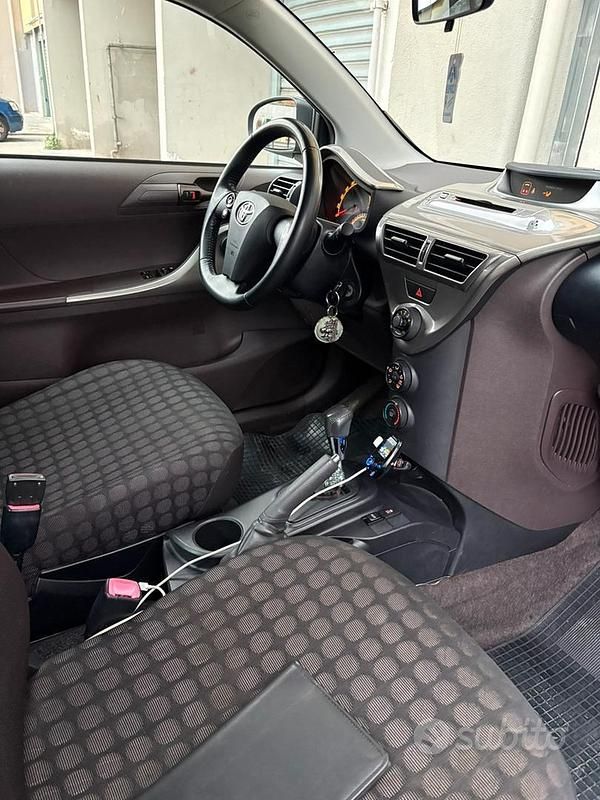 Usata Toyota iQ 98 CV (72 kW) 2010 Nero Utilitaria
