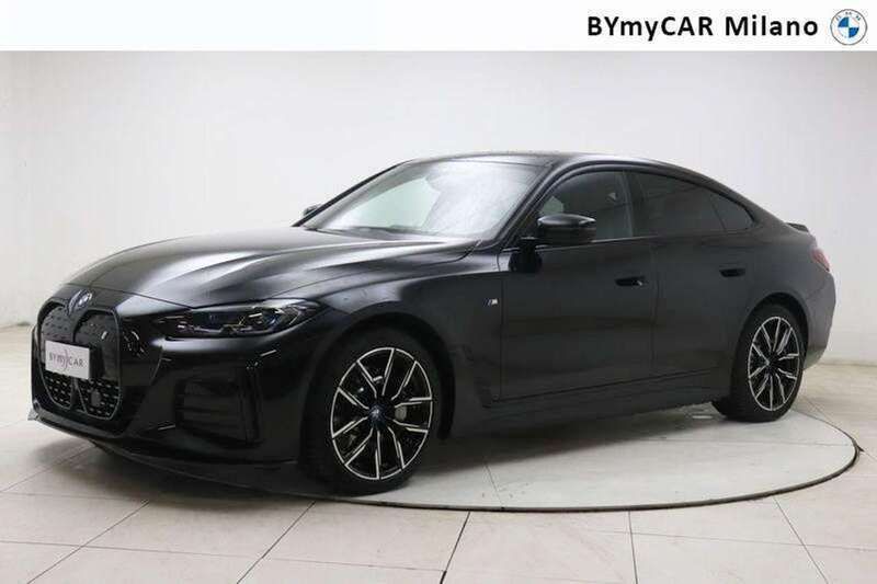 Black sapphire metallizzato Usata 2024 BMW i4 M Sport Tre volumi | 43.000 € (Buon prezzo) - Immagine 1/3