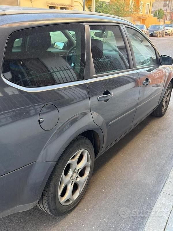 Begagnad Ford Focus 90 HK (66 kW) 2007 Grå Kombi