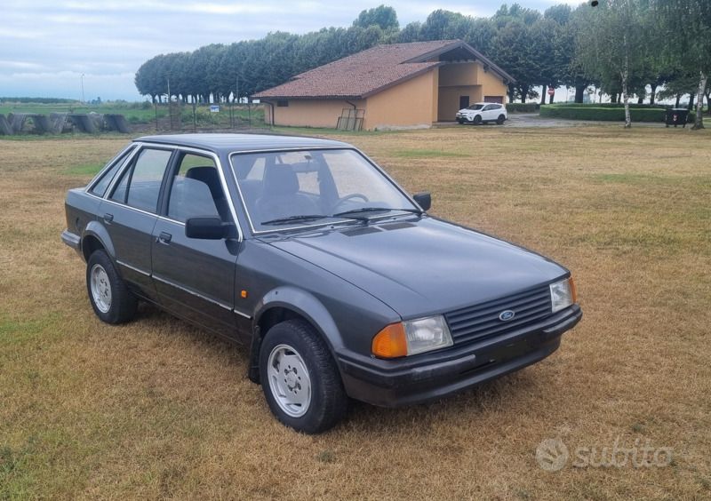 Usata Ford Escort 69 CV (50 kW) 1983 Grigio Berlina