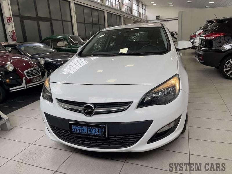 Usata Opel Astra Cosmo 101 CV (74 kW) 2015 Bianco Utilitaria