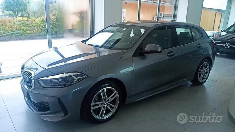 Grigio Usata 2023 BMW 120 M Sport Due volumi | 31.900 € (Buon prezzo) - Immagine 1/4
