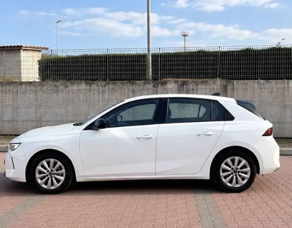 Usata Opel Astra Edition 110 CV (80 kW) 2023 Utilitaria