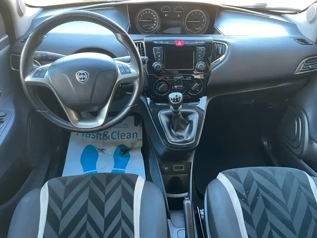 Usata Lancia Ypsilon Platinum 69 CV (50 kW) 2016 Nero Utilitaria