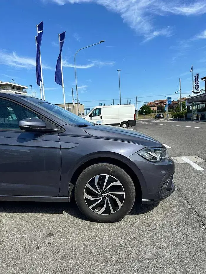 Usata VW Polo Life 95 CV (69 kW) 2025 Grigio Utilitaria