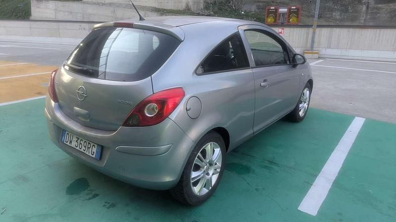 Usata Opel Corsa Sport 75 CV (55 kW) 2009 Argento Utilitaria