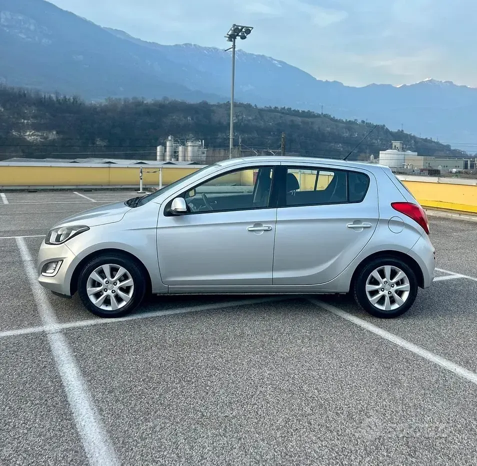 Usata Hyundai i20 Edition 75 CV (55 kW) 2013 Grigio Utilitaria