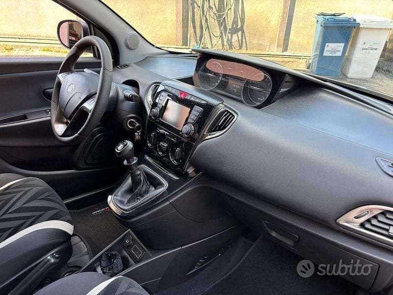 Usata Lancia Ypsilon Gold 69 CV (50 kW) 2016 Grigio Utilitaria