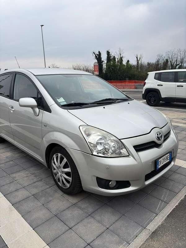 Usata Toyota Corolla Verso 136 CV (100 kW) 2008 Argento Monovolume