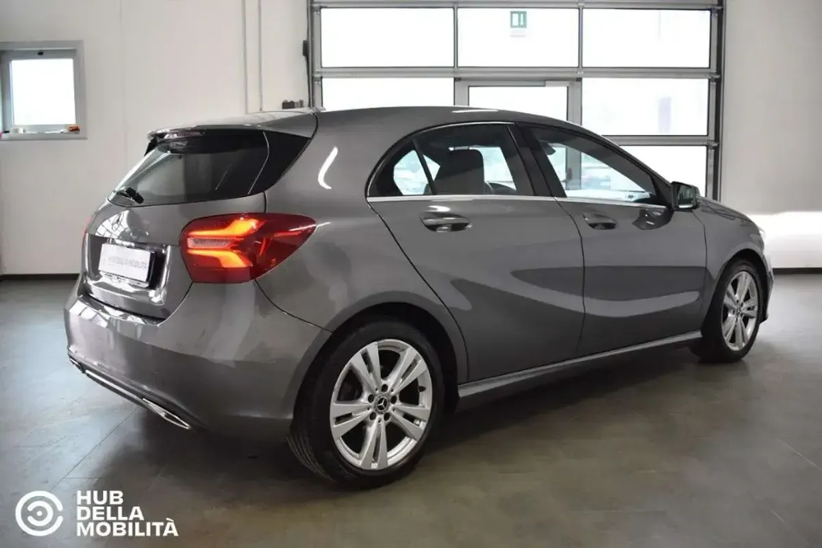 Usata Mercedes A180 109 CV (80 kW) 2017 Grigio Berlina