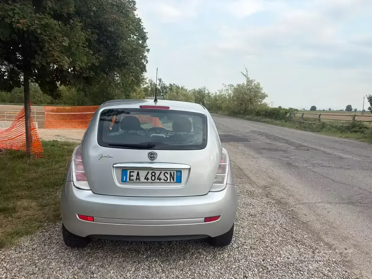 Usata Lancia Ypsilon 77 CV (56 kW) 2010 Grigio Utilitaria