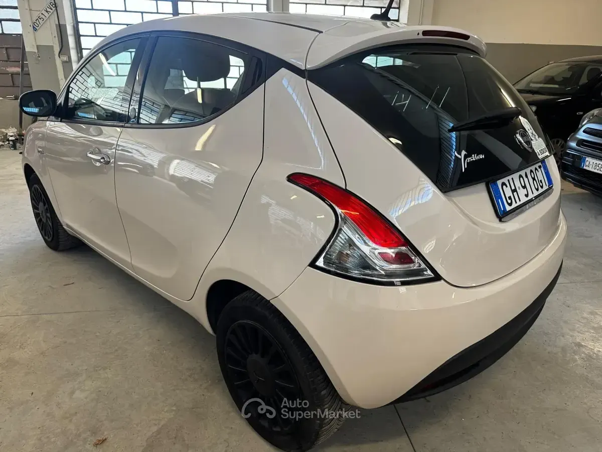 Usata Lancia Ypsilon 69 CV (50 kW) 2021 Bianco Utilitaria