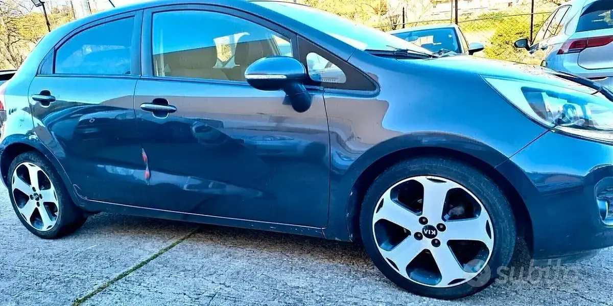 Usata Kia Rio Active 75 CV (55 kW) 2014 Grigio Berlina