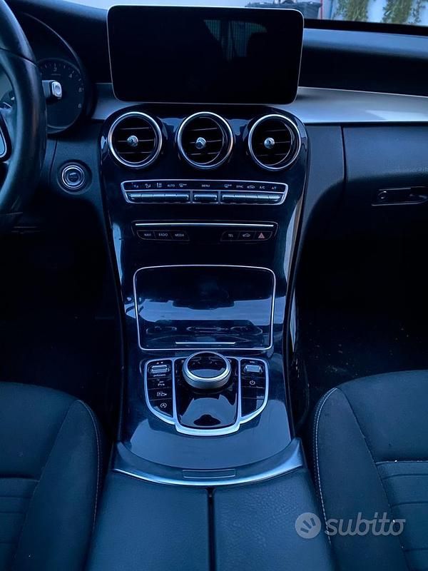 Usata Mercedes C180 156 CV (114 kW) 2019 Blu Station wagon