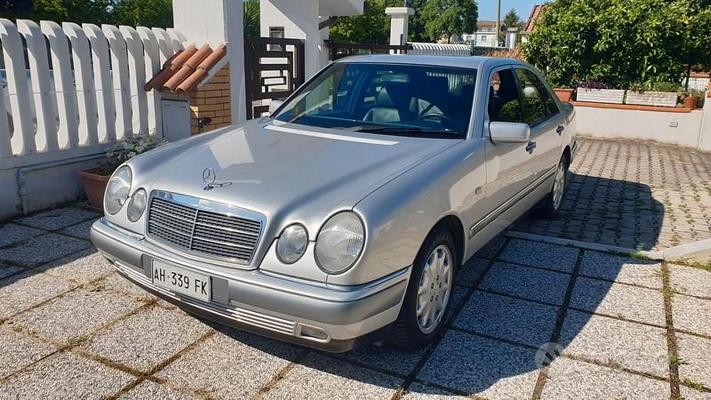 Usata Mercedes E200 1998 Grigio Berlina