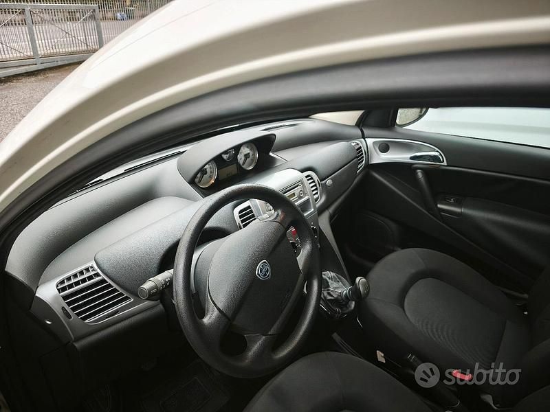 Usata Lancia Ypsilon 69 CV (50 kW) 2011 Bianco Utilitaria