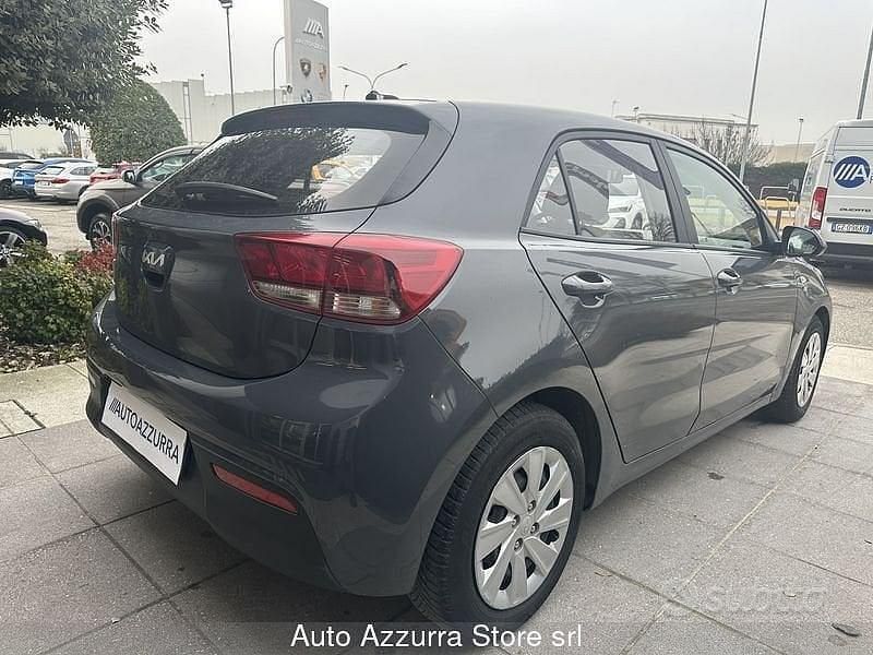 Usata Kia Rio Urban 83 CV (61 kW) 2023 Grigio Berlina