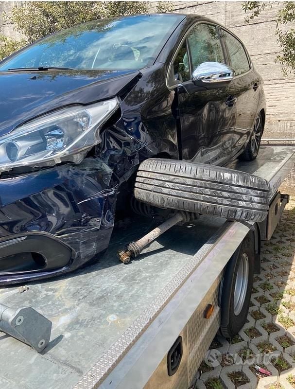 Usata Peugeot 208 75 CV (55 kW) 2016 Blu Utilitaria