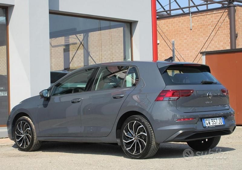 Usata VW Golf VIII Life 110 CV (80 kW) 2024 Grigio Berlina