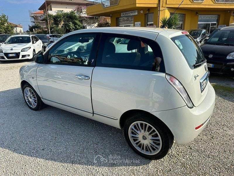 Usata Lancia Ypsilon 75 CV (55 kW) 2011 Beige Utilitaria