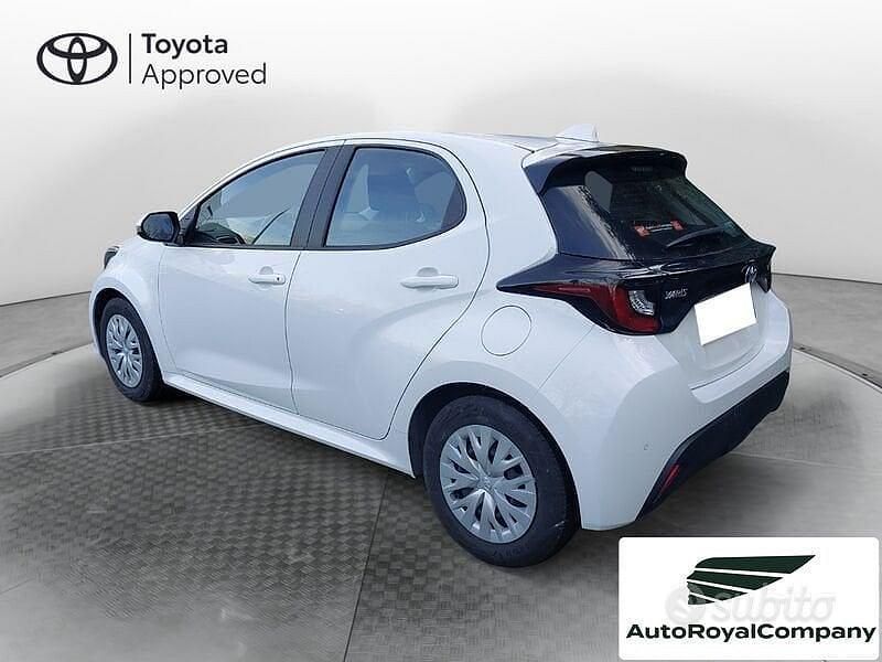 Gebraucht Toyota Yaris Hybrid Active 116 PS (85 kW) 2022 Weiß Limousine