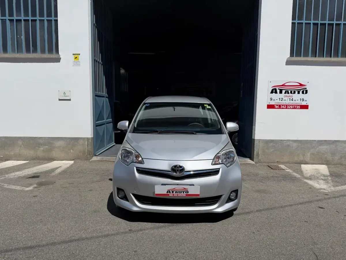 Gebraucht Toyota Verso-S 99 PS (72 kW) 2011 Silber Van / Kleinbus